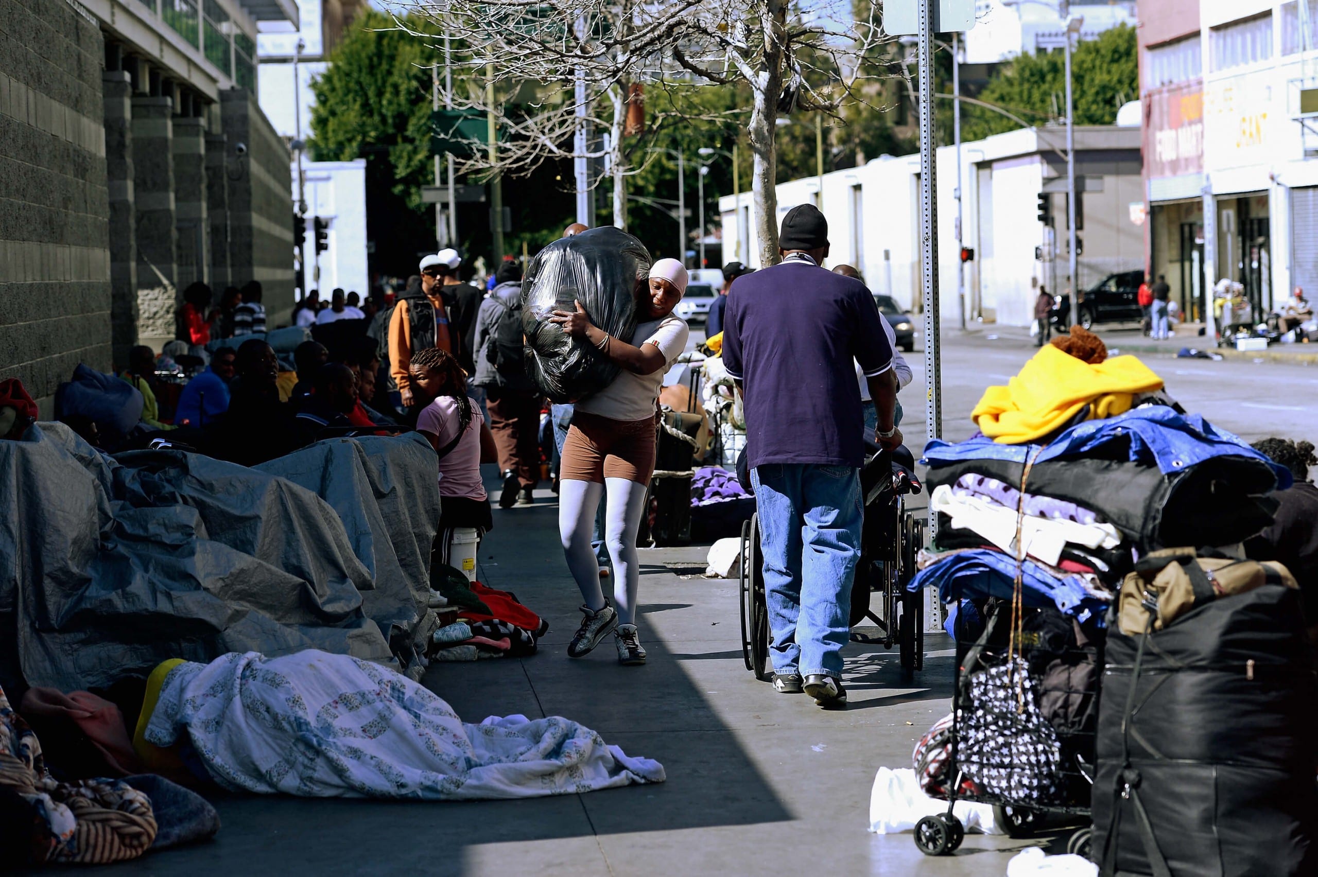 Лос анджелес бомжи. Бомжи в центре Лос Анджелеса. Район Skid Row в Лос-Анджелесе. Скид Роу Лос Анджелес бездомные.